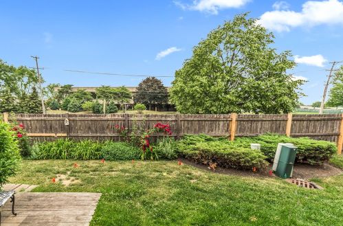 1668 Buckingham Dr, Des Plaines, IL 60018-3600