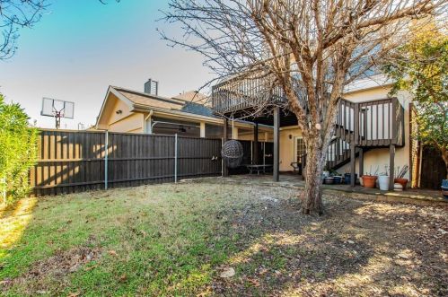 1123 Holly Dr, Carrollton TX 75010-1073 exterior