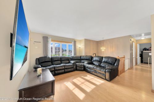 1068 Andrews Dr, Perth Amboy, NJ 08861-1805