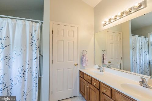 673 Royal Vw Dr, Lancaster PA  17601-2873 exterior