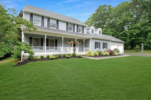 62 Wickham Rd, North Kingstown, RI 02852-3504