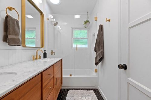 2470 Bywood Dr, Glendale CA  91206-4725 exterior