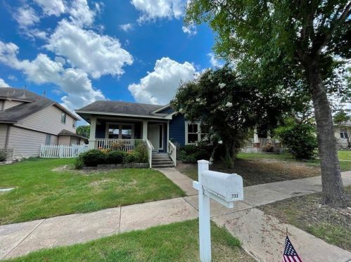 733 Hogan, Uhland TX  78640-5784 exterior