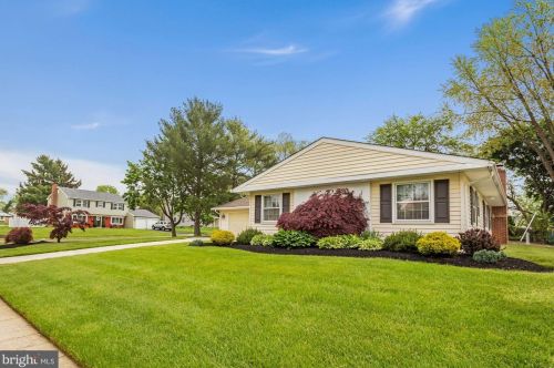 35 Elderberry Ln, Willingboro, NJ 08046-2439