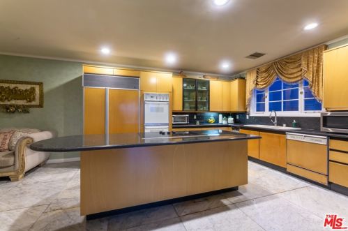 3334 Oakmont Vw Dr, Glendale CA  91208-1158 exterior