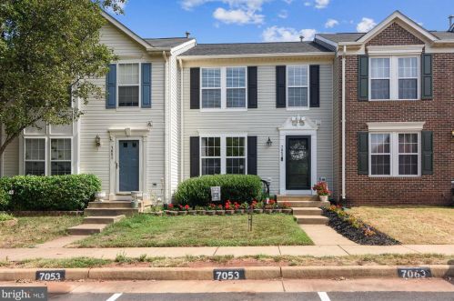 7053 Rogue Forest Ln, Gainesville, VA 20155-1665