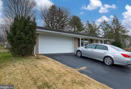 2149 Brockton Rd, Lancaster, PA 17601-3005