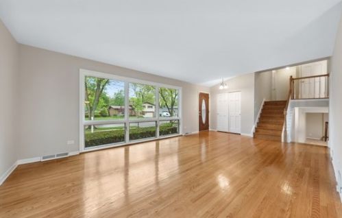 904 Country Ln, Mount Prospect, IL 60056-4235