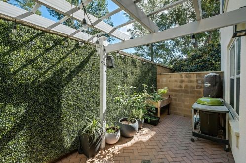 254 Kempton, Irvine CA  92620-2154 exterior