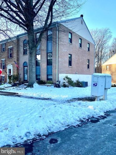 6060 Heathwick Ct, Springfield VA  22015-3236 exterior