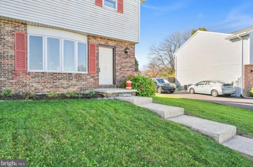 242 Riverview Dr, Ephrata, PA 17522-1873