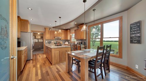 1910 Parkside Dr, Sycamore IL  60178-3315 exterior