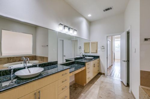 3705 Commerce St, Dallas TX  75226-1738 exterior