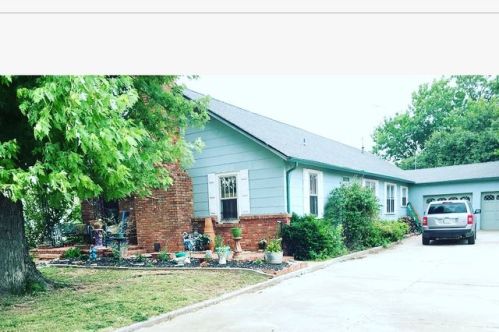 904 11th St, Kingfisher, OK 73750-4016