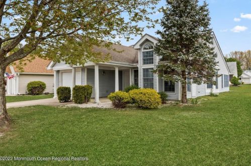 313 Devon St, Lakehurst, NJ 08759-4637