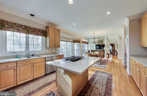 6420 Lake Meadow Dr, Springfield VA  22015-3927 exterior