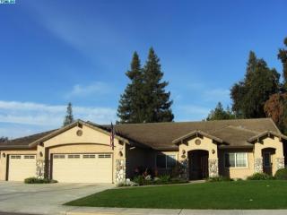 3209 Bridge St, Visalia, CA 93277-7684