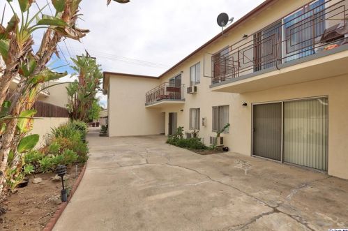 411 Naranja Dr, Glendale, CA 91206-3443