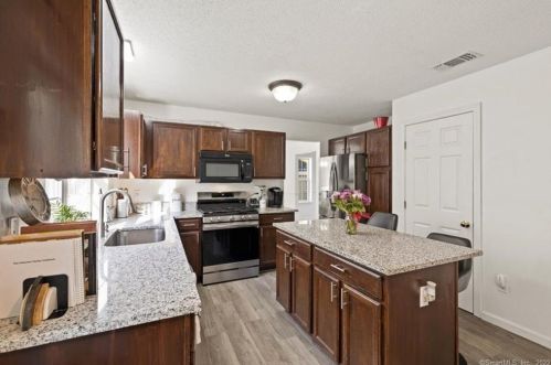 65 Wynd Ter, Middletown CT  06457-8729 exterior