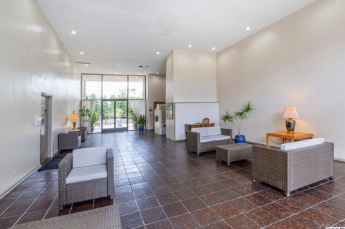 1401 Valley View Rd, Glendale CA  91202-1751 exterior