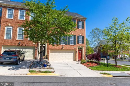 8427 Chaucer House Ct, Lorton, VA 22079-5009
