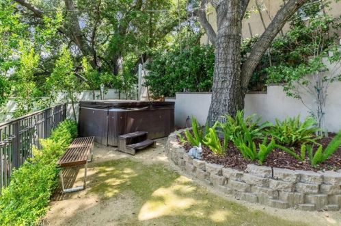 1566 Hillside Dr, Glendale CA  91208-2456 exterior