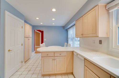 984 Thompson Blvd, Buffalo Grove IL  60089-1018 exterior