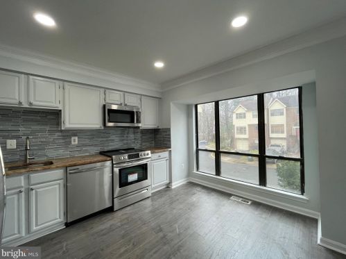6604 Westbury Oaks Ct, Springfield VA  22152-2516 exterior