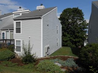 11 Glenview Dr, Cromwell, CT 06416-2572