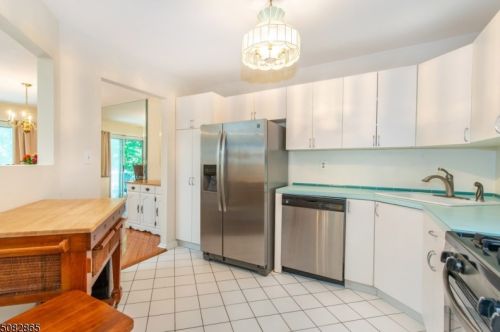 16 Birch Ter, Mount Arlington, NJ 07856-1326