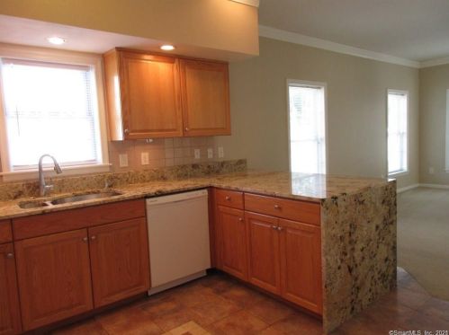 33 Crescent Ave, Niantic CT  06357-3033 exterior