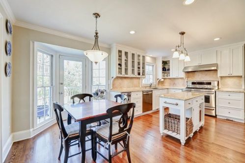 7000 Hunters Br Dr, Atlanta GA  30328-1718 exterior