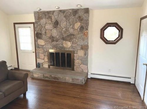51 Chestnut Hill Rd, Norwalk CT  06851-2515 exterior