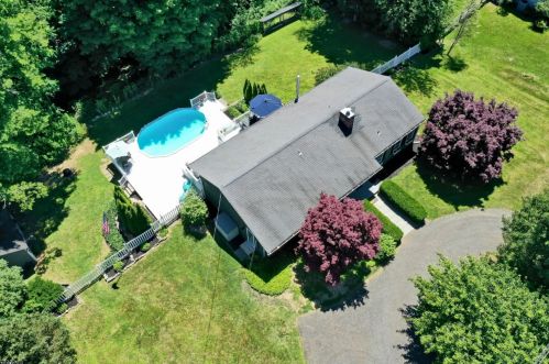4 Summit Dr, Lebanon, NJ 08833-4523
