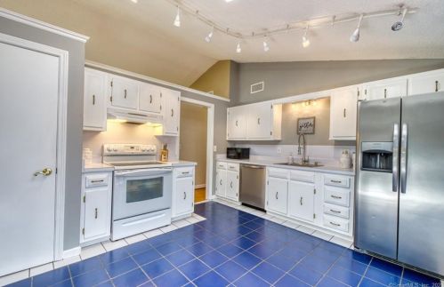 25 Slater Rd, Glastonbury, CT 06033-1801