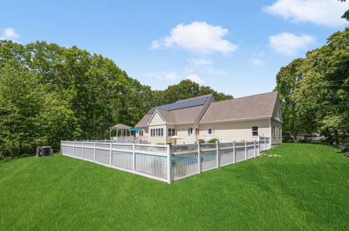 1 Dennis Ct, Westerly, RI 02891-3680