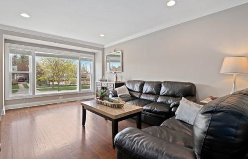 8045 Ozark Ave, Niles, IL 60714-2823