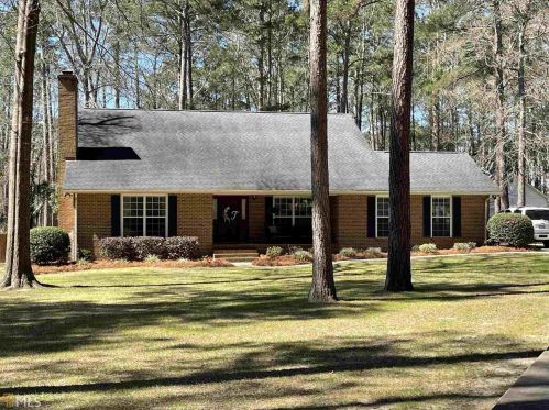 69 Club Forest Dr, Tennille, GA 31089-4102