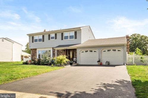 28 Tar Heels Rd, Trenton, NJ 08619-1124
