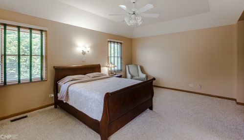 6529 Bentley Ave, Willowbrook IL 60527-1832 exterior