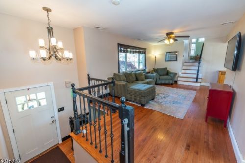 31 Hilltop Dr, Dover, NJ 07869-1017