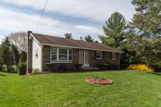 422 Delp Rd, Lancaster, PA 17601-2915