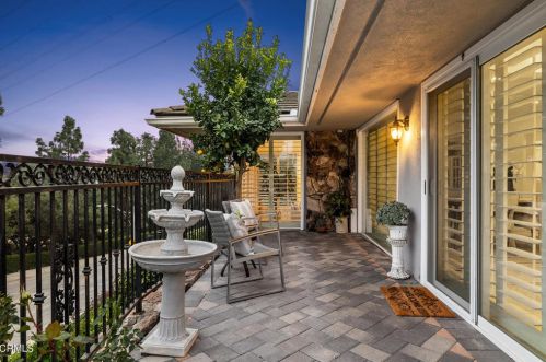 3333 Country Club Dr, Glendale CA  91208-1717 exterior