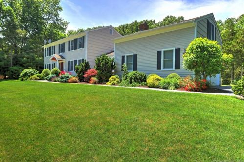 11 Princeton Dr, Huntington, CT 06484-5125
