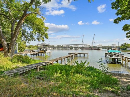 4220 Lakewood Dr, Fort Worth TX  76135-2703 exterior