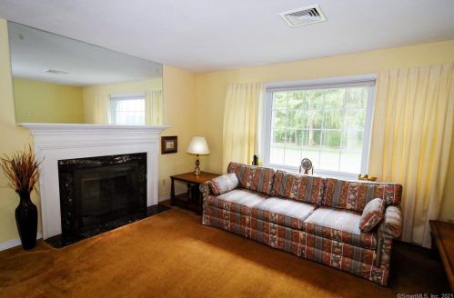 41 Poplar Dr, Windsor, CT 06095-1132