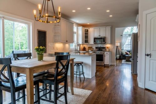7 Laurel St, Hudson, NH 03051-2438