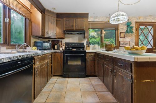 2 Fairway Dr, Hudson NH 03051-5206 exterior