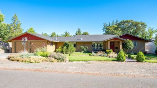 2112 Oakwood Dr, Medford, OR 97504-7635