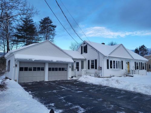 4 Sunset Dr, Somersworth, NH 03878-2320
